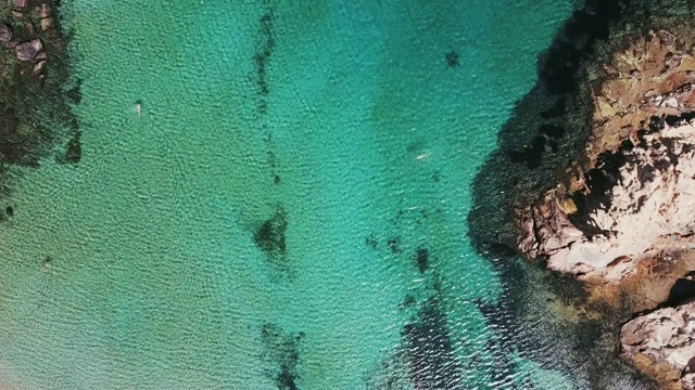 海滩与人的鸟瞰图，Cala Pregonda，米诺卡岛，西班牙视频素材