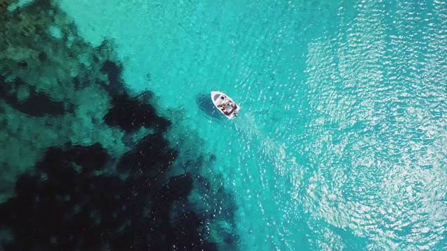 蓝色地中海上摩托艇的鸟瞰图视频下载