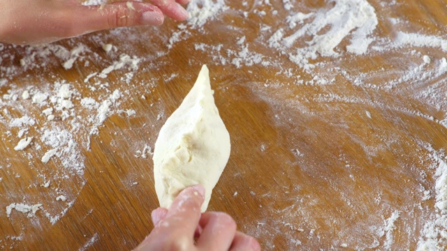 女人的手用米和鸡蛋用酵母面团做馅饼。视频素材