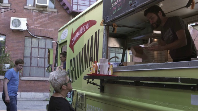 市中心餐车服务客户支付非接触式街头食品视频下载