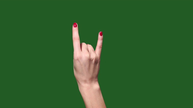 Chromakey。绿色的屏幕。摇滚音乐会上的手。角。岩石。视频素材