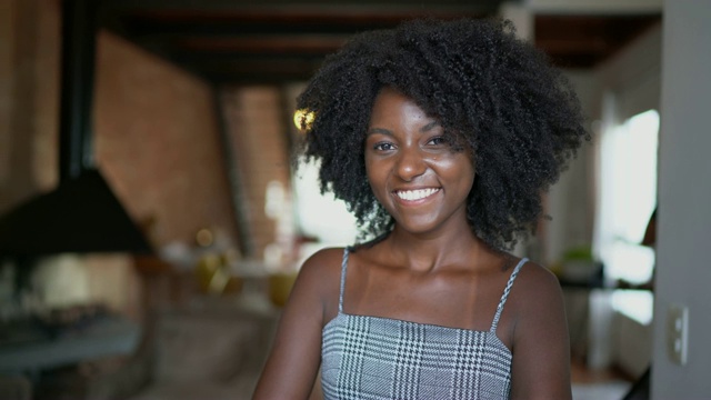 美丽的非洲青年妇女肖像在家视频素材