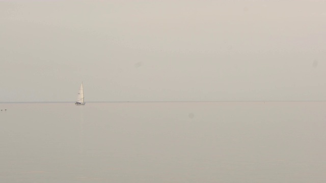 安大略湖上的帆船，一排回家的鸟。视频下载