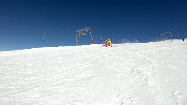 专业滑雪者滑雪在阳光明媚的冬日-慢动作视频素材