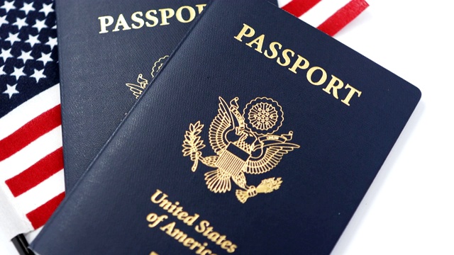 美国国旗和美国护照在白色背景视频下载
