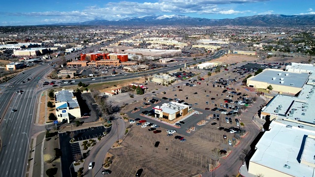 新墨西哥州圣达菲大型购物区附近的道路和停车场视频素材