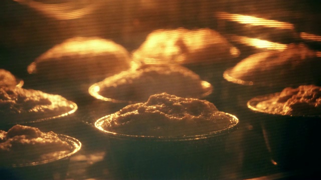 松饼在烤箱里漂浮的时间轴视频素材
