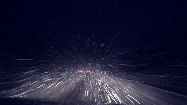 低能见度驾驶穿过暴风雪视频素材