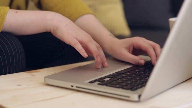 用绿色屏幕的笔记本电脑工作的女人视频下载