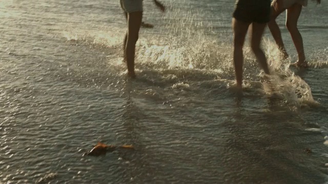 女性朋友在海滩上泼水视频素材