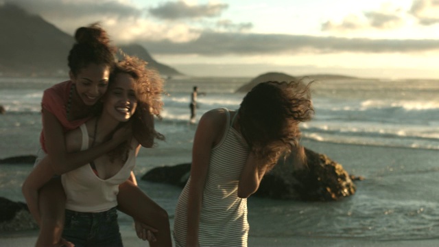 在多风的海滩享受的女性朋友视频素材