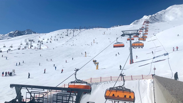 冬季在奥地利Sölden滑雪场的蒂罗尔阿尔卑斯山滑雪坡道和缆车视频素材