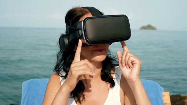 戴着虚拟现实眼镜的女人视频素材
