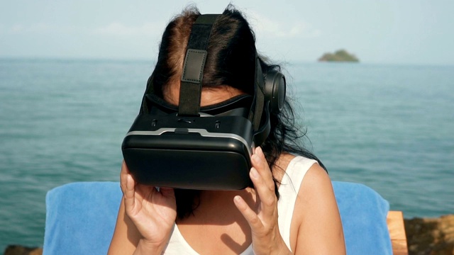 戴着虚拟现实眼镜的女人视频素材