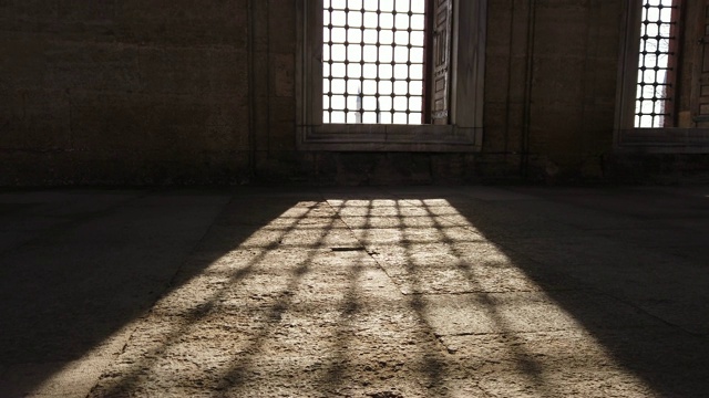 土耳其Edirne的Selimiye清真寺窗户里的光线视频下载