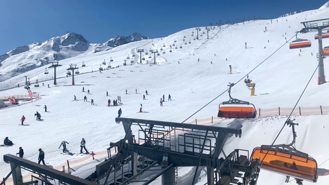 冬季在奥地利Sölden滑雪场的蒂罗尔阿尔卑斯山滑雪坡道和缆车视频素材