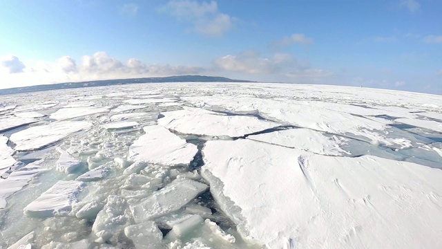 在冰冻的海面上航行，在冬天。视频下载