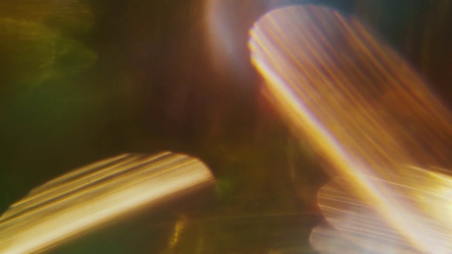 金色奇妙的元素，光线穿过玻璃棱镜。视频素材