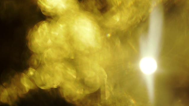 暖黄色的聚光灯，抽象的创意背景。视频素材