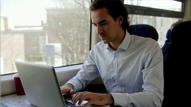 笔记本电脑旅行。在火车上工作的人。视频下载
