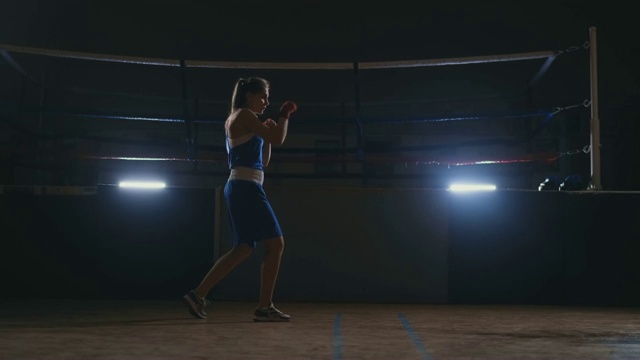 女运动员在做拳击和自卫技巧的健身练习。替身拍摄视频素材