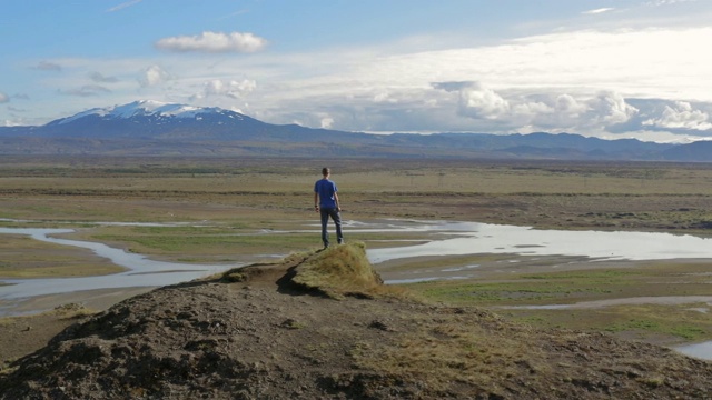 冰岛悬崖上的男子航拍照片视频素材