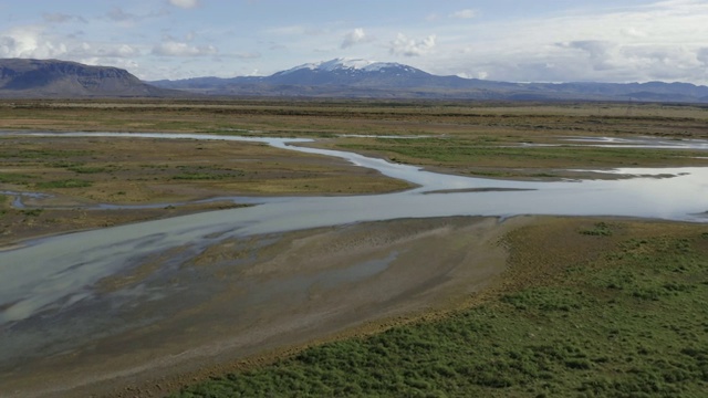 冰岛一条河的航拍照片视频素材
