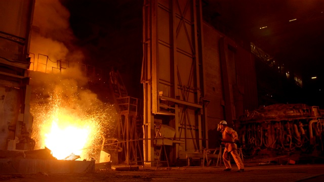 冶金家在高炉、钢铁厂工作视频素材