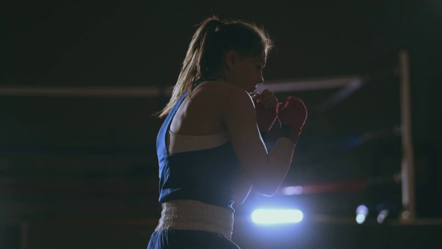女运动员在做拳击和自卫技巧的健身练习。替身拍摄视频素材