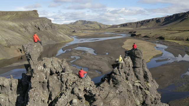 航拍冰岛悬崖上的一群人视频素材