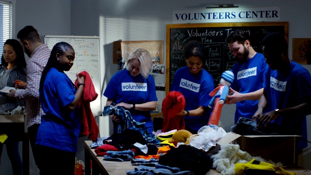 志愿者团队打包衣物视频素材