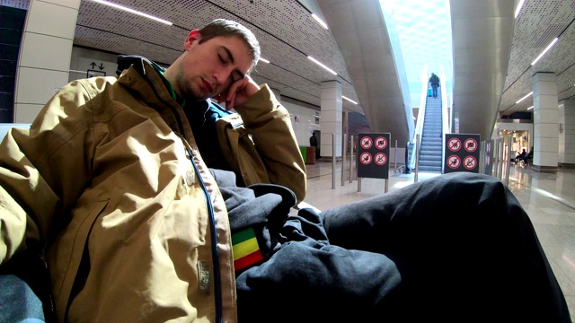 年轻的成年人睡在机场视频下载