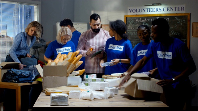 志愿者团队打包食物视频素材