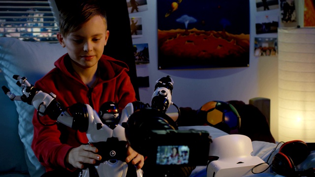 男孩拍摄玩具机器人的评论视频下载