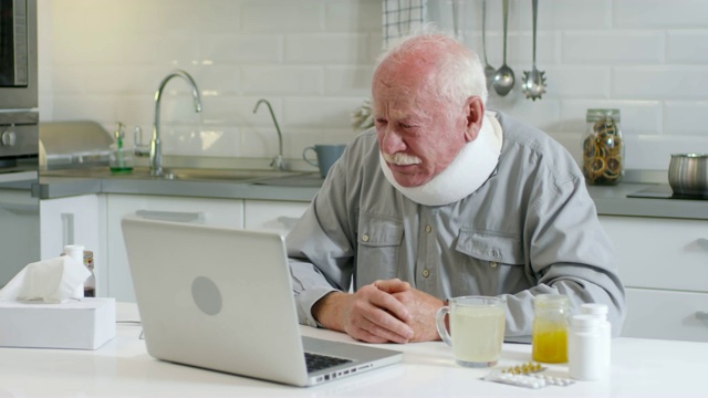 生病的老人使用笔记本电脑视频素材