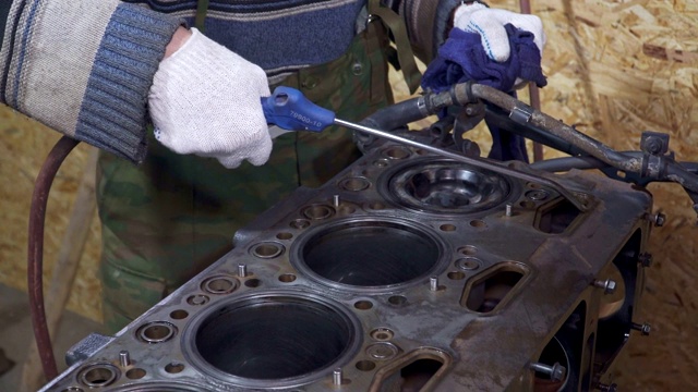 一个机修工正在清洗一个大型汽车发动机视频素材