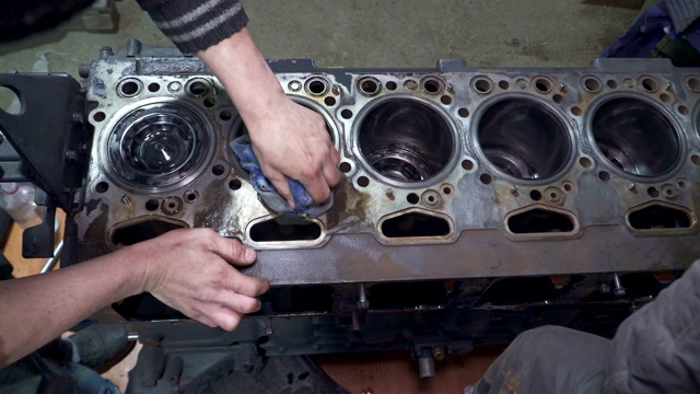 机械师修理一个大型汽车发动机视频素材