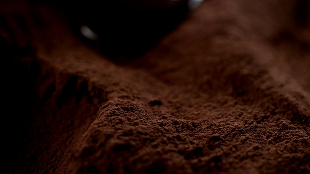 液态巧克力在可可粉上流动。超级慢动作视频素材
