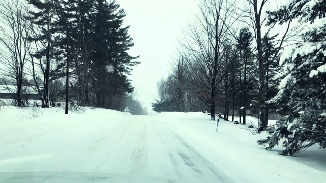 在深雪中开车视频素材