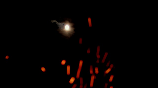 满月在漆黑的天空。篝火火花视频素材