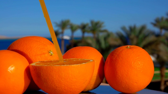 带吸管的成熟多汁的大橙子视频素材