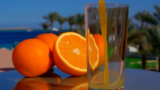 特写新鲜橙汁倒入玻璃杯视频素材