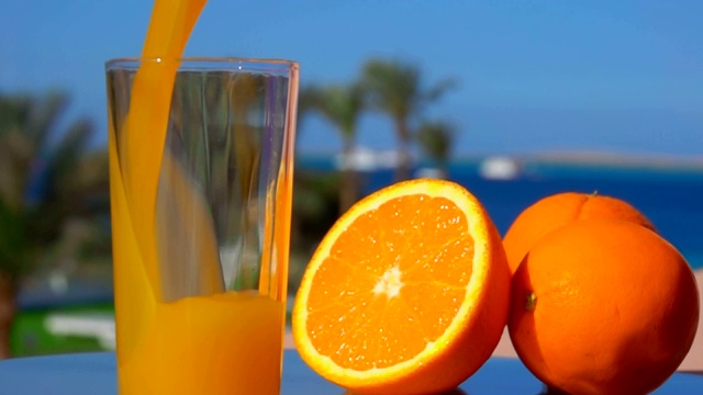 美味的橙汁倒入玻璃杯视频素材
