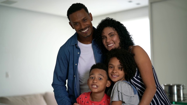 非洲拉丁家庭肖像在家视频素材