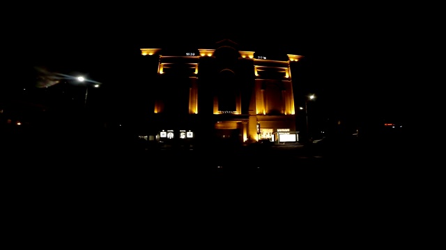 在蒙古首都乌兰巴托，一座古老的建筑在黑暗中被照亮视频下载