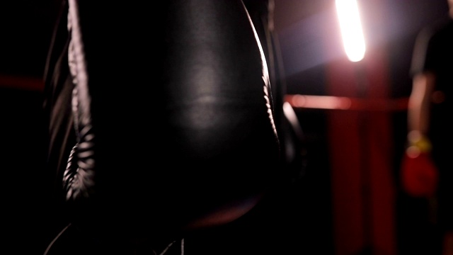黑色拳击手套上踢拳击手的手视频素材