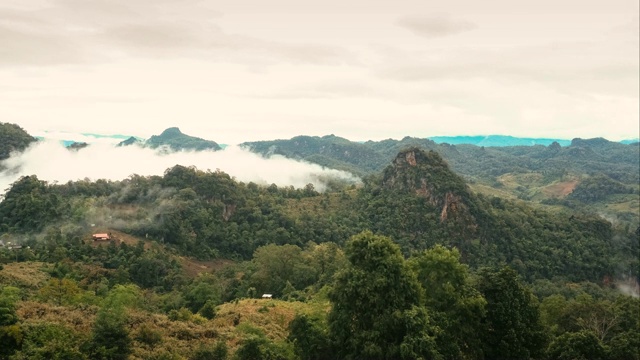 在泰国著名的旅游景点湄泓松森林山上，延时移动云与蓝天视频素材