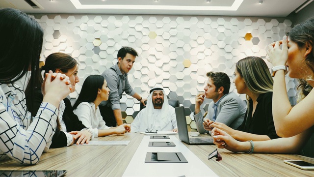 商务团队正在与办公室的阿拉伯商人举行商务会议视频下载
