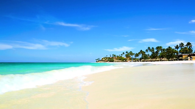 令人惊叹的美丽阿鲁巴岛的白色沙滩。碧蓝的海水和蔚蓝的天空。漂亮的背景视频素材