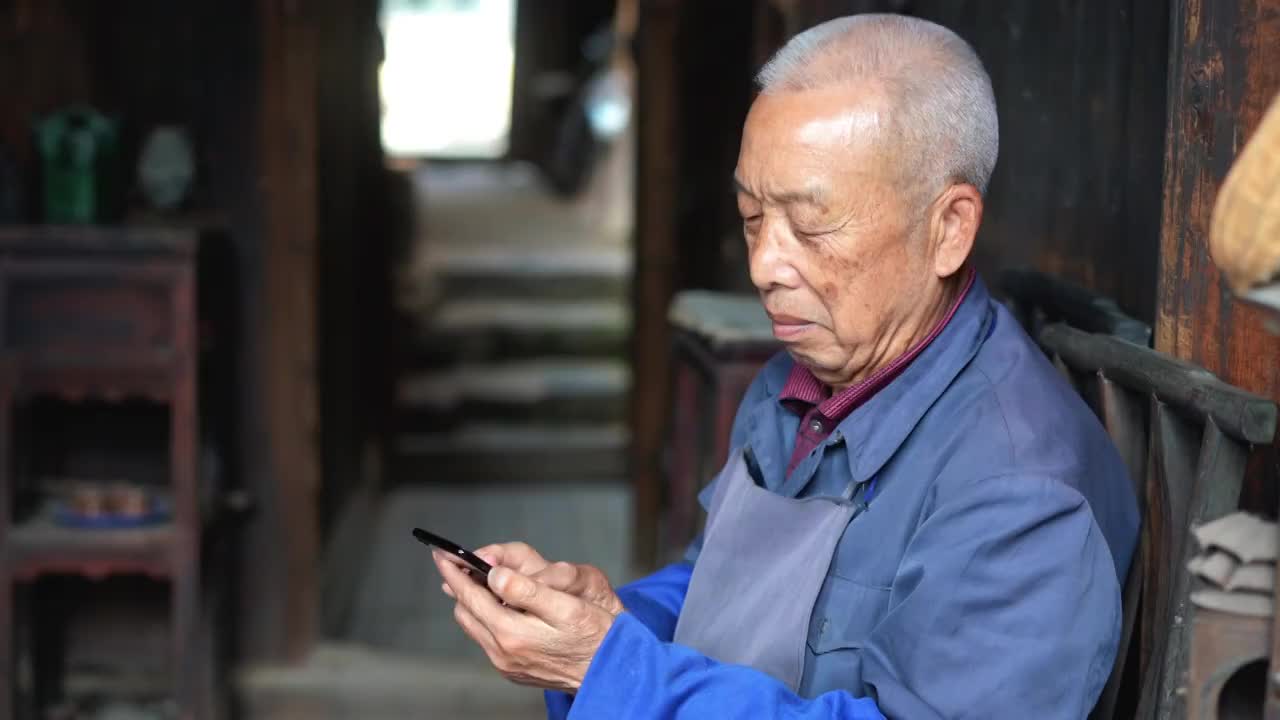 中国老年人使用手机视频下载